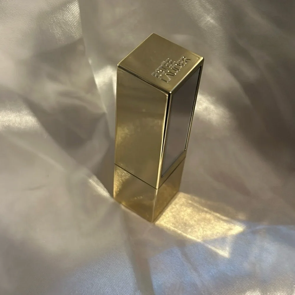 Estée Lauder Pure Color Envy 420 “Rebellious Rose” Lipstick